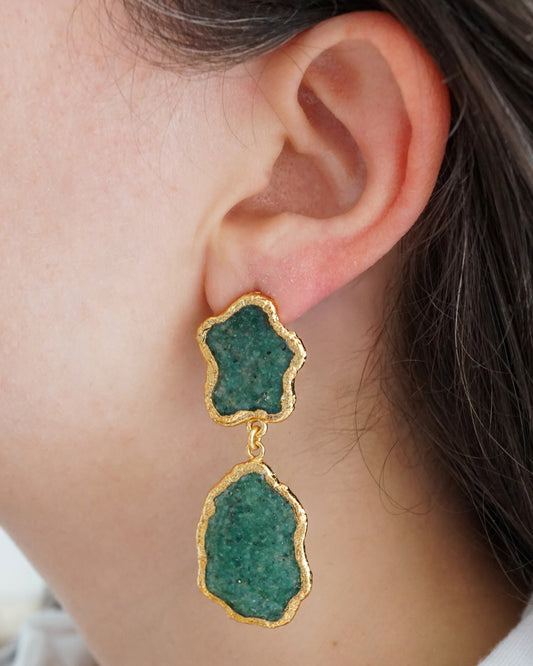 Detalle de los Aretes Omeya XL con polvo de esmeraldas encapsulado en resina