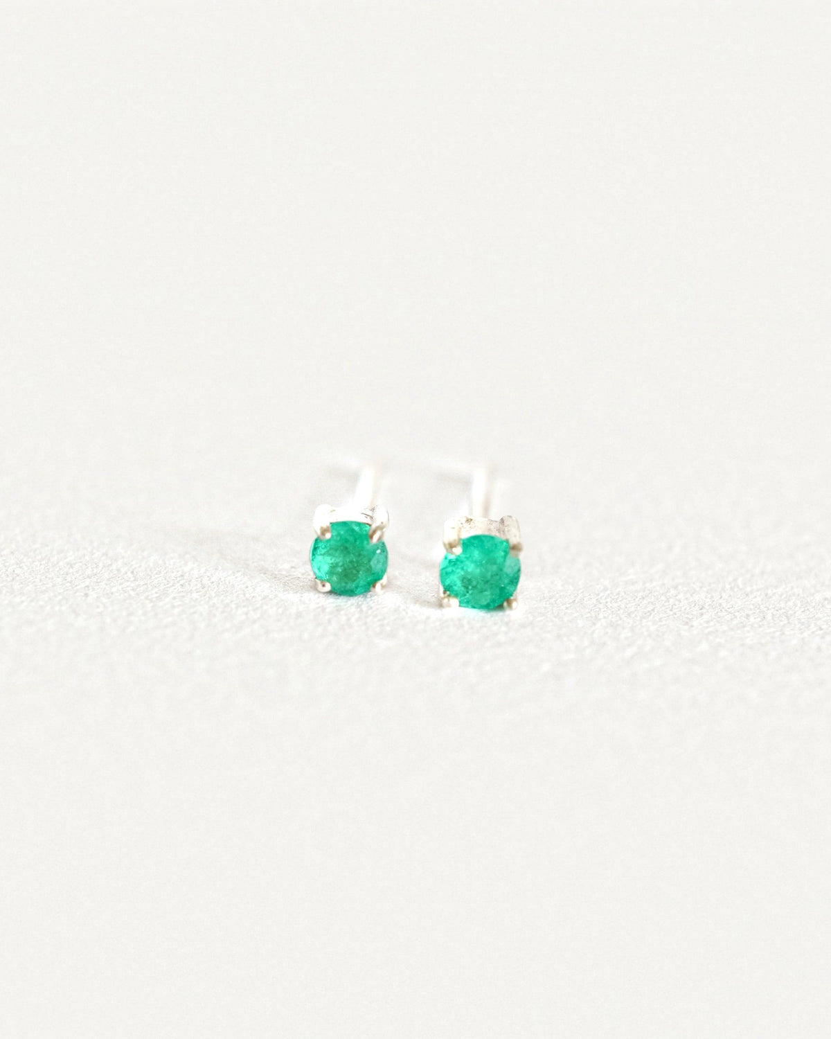 Aretes Feliza: topos de esmeralda natural en plata 925