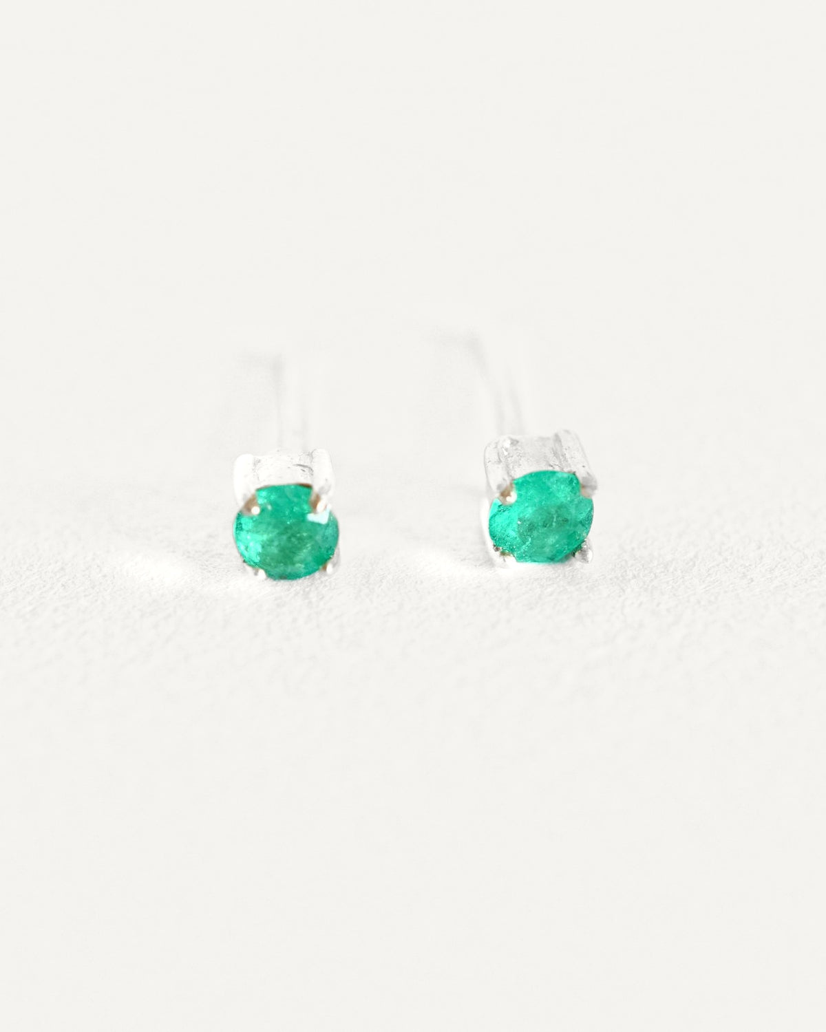 Detalle de los Aretes Feliza, esmeraldas de 2,8 mm en cuatro garras
