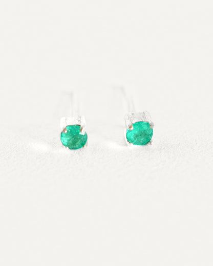 Detalle de los Aretes Feliza, esmeraldas de 2,8 mm en cuatro garras