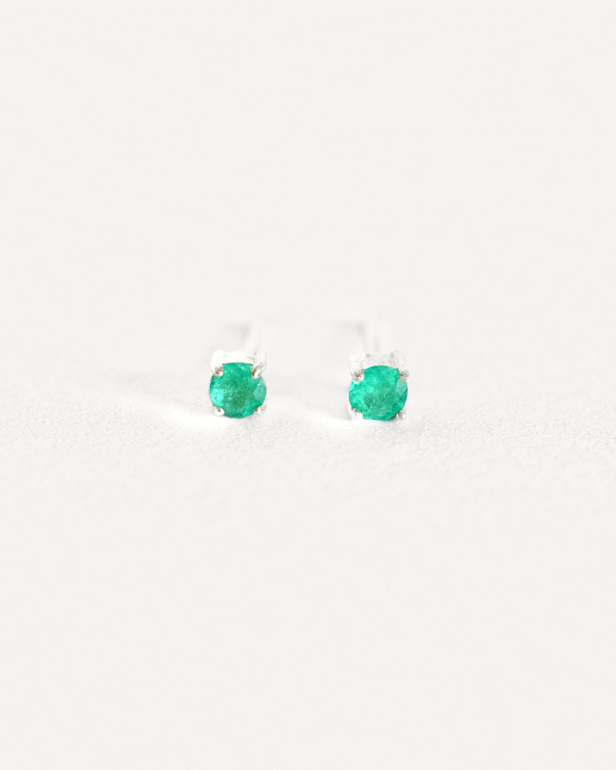 Par de Aretes Feliza, topos de esmeralda natural