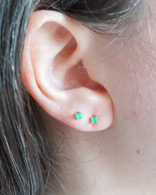 Aretes Feliza en la oreja, topos de esmeralda colombiana en plata