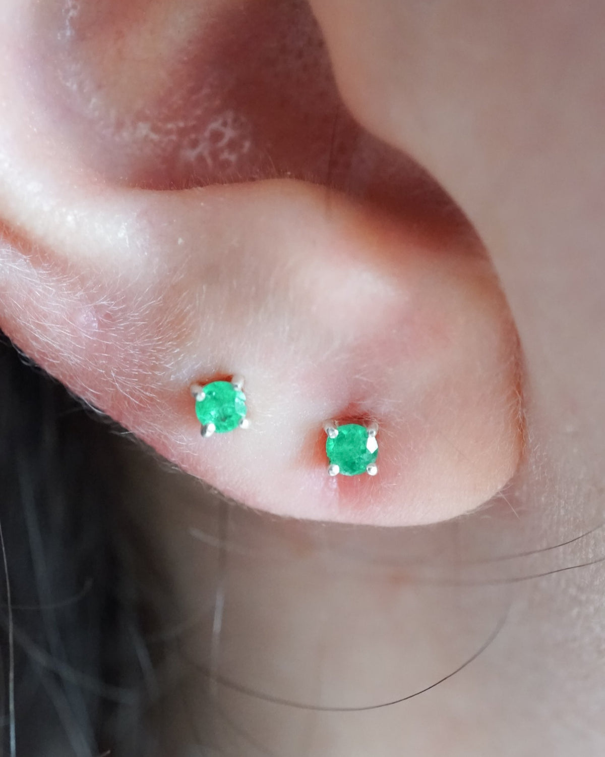 Aretes Feliza puestos en el lóbulo, de cerca
