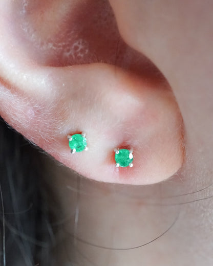 Aretes Feliza puestos en el lóbulo, de cerca
