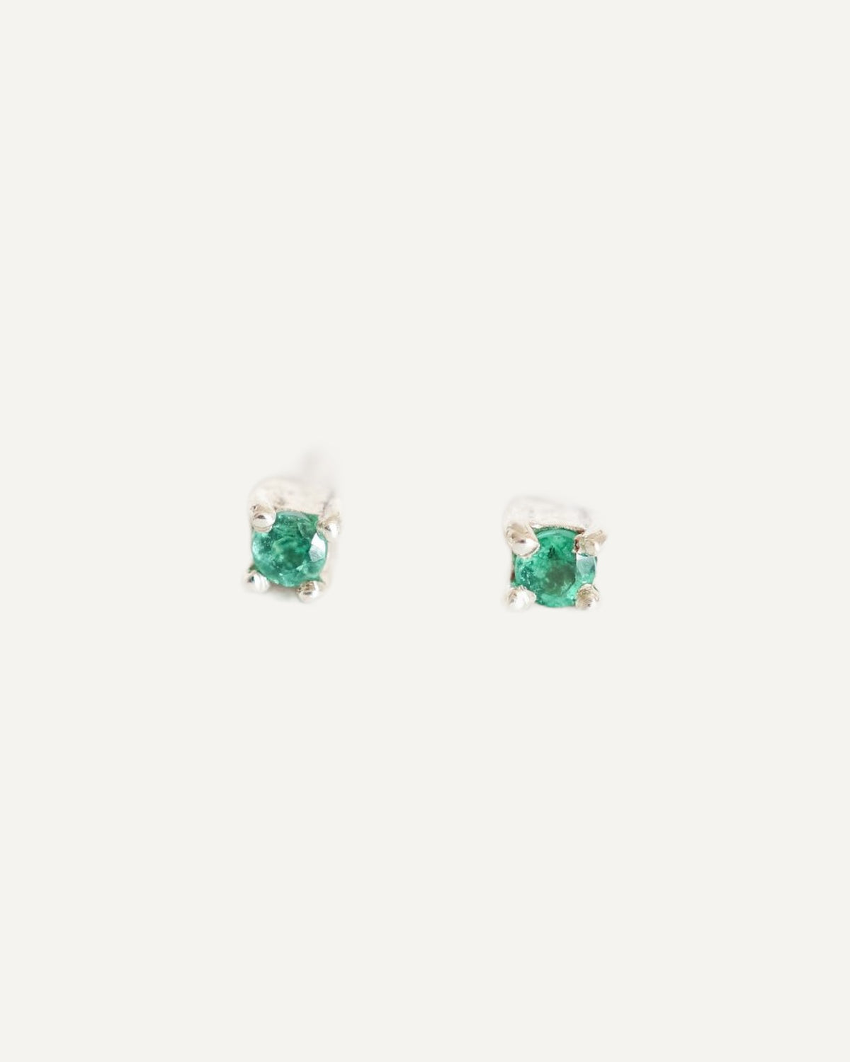 Aretes Zaha: topos de esmeralda natural en plata 925