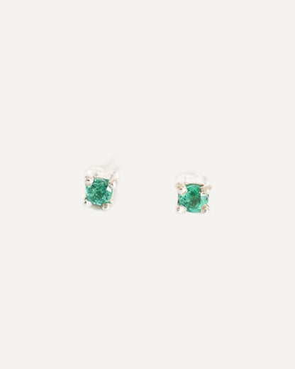 Detalle de los Aretes Zaha con esmeraldas de 2,5 mm engastadas en cuatro garras