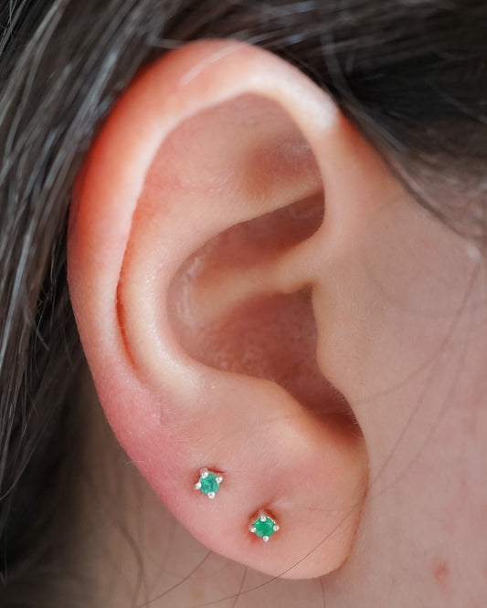 Aretes Zaha puestos en el lóbulo, topos de esmeralda en plata