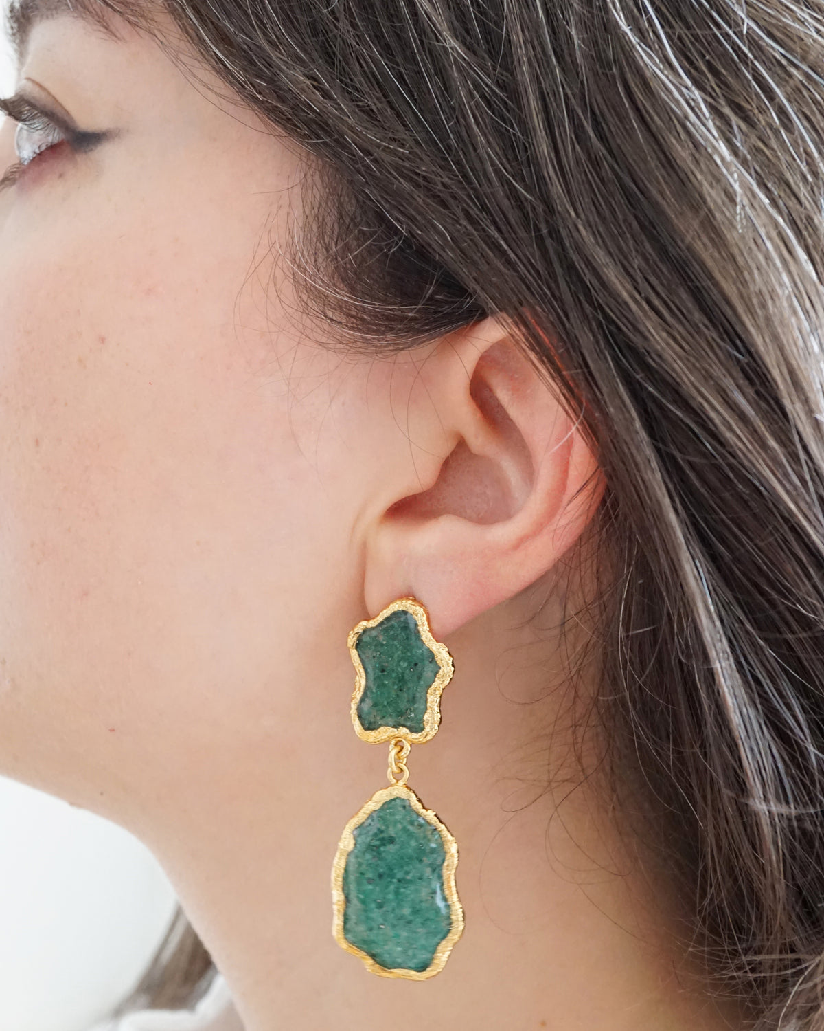 Aretes Omeya XL largos con esmeralda y baño en oro, vista de detalle
